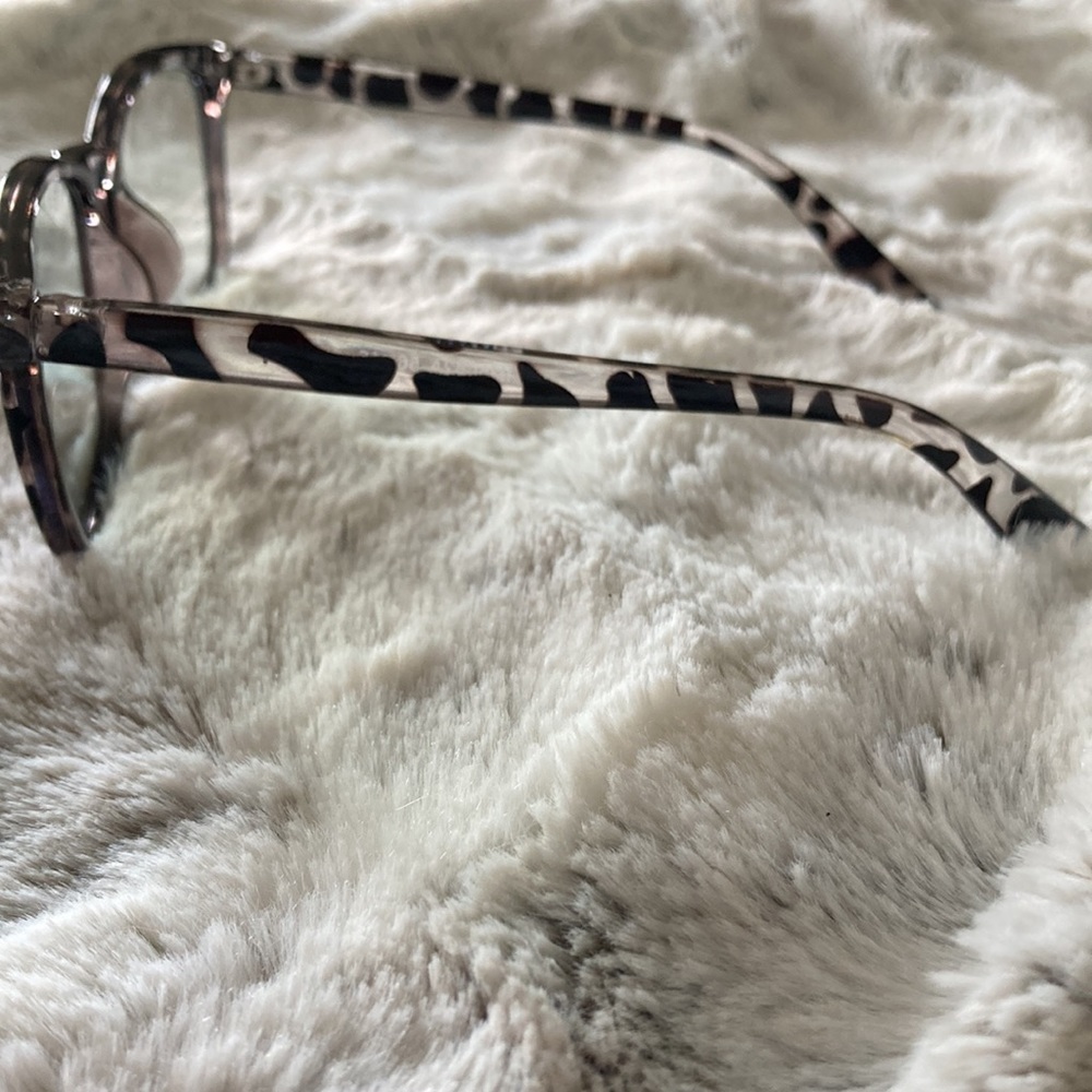 Grey tortoise shell blue-light glasses with box, sleeve, and dust cloth - Picture 3 of 7